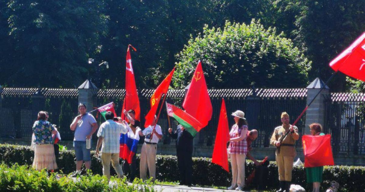 В Минске прошла «массовая» акция в поддержку войны в Украине возле посольства РФ