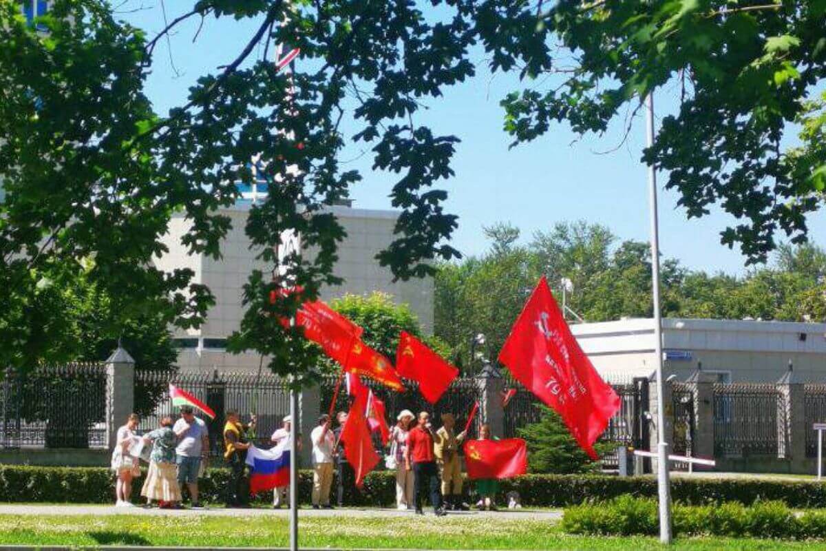 В Минске прошла «массовая» акция в поддержку войны в Украине возле посольства РФ