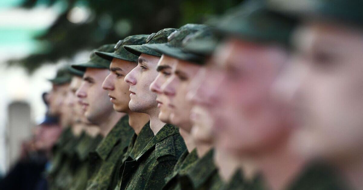 В армию заберут всех? В Беларуси прекратили работу службы помощи призывникам