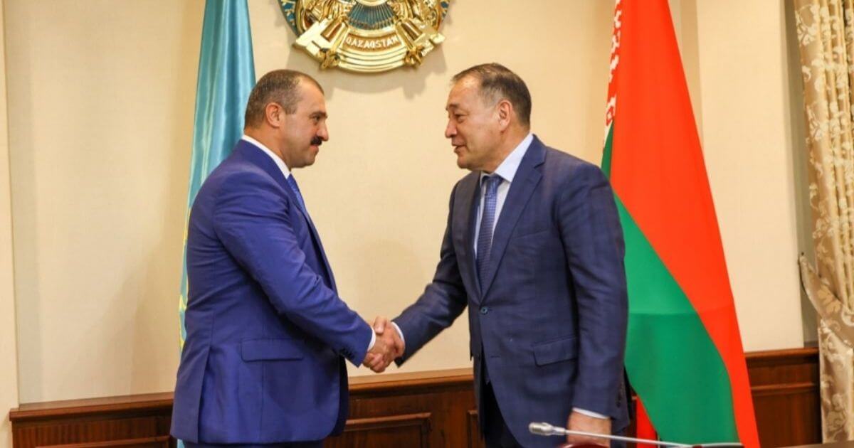 Сын Лукашенко полетел в Казахстан: информация подтвердилась