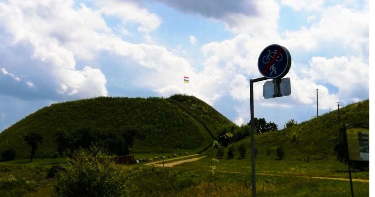 Беларусы Волковыска вывесили флаги Беларуси и Украины на Шведской горе