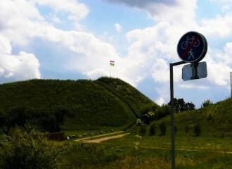 Беларусы Волковыска вывесили флаги Беларуси и Украины на Шведской горе