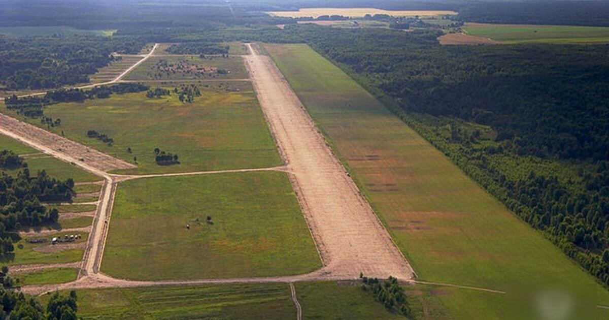 В районе аэродрома «Зябровка» слышны взрывы и видны вспышки