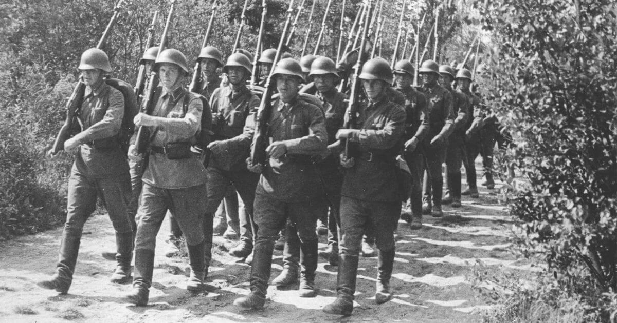 Завтра школьники будут писать диктант, где сказано, что люди встречали вторжение СССР в Польшу с цветами в руках?