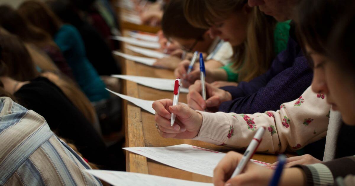 «В диктанте была фраза «благодаря президенту» и кто-то из учащихся добавил: Светлане Тихановской»: Фидбек школьников и их родителей от пропагандистского диктанта и мероприятий ко дню народного единства