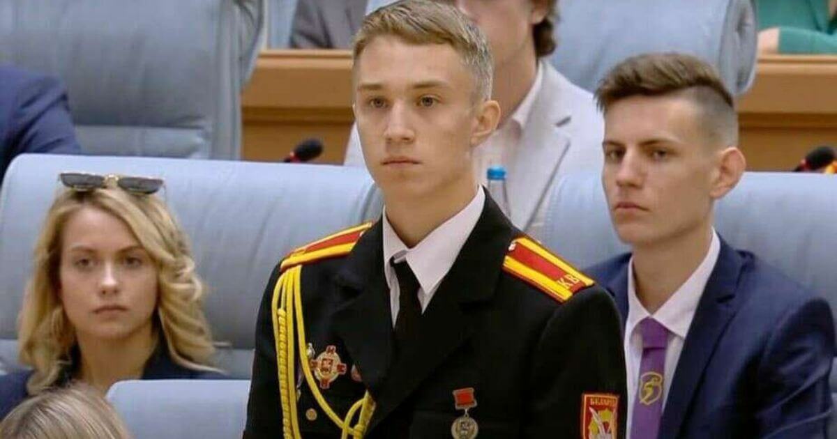 «Мы уже 2 часа тут сидим, слушаем этот бред про войну»: Фидбек школьников и студентов от прослушивания многочасового «открытого урока» Лукашенко