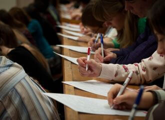 «У дыктоўцы была фраза «дзякуючы прэзідэнту» і нехта з вучняў дадаў: Святлане Ціханоўскай»: Фідбек школьнікаў і іх бацькоў пасля прапагандысцкай дыктоўкі і мерапрыемстваў да дня народнага адзінства