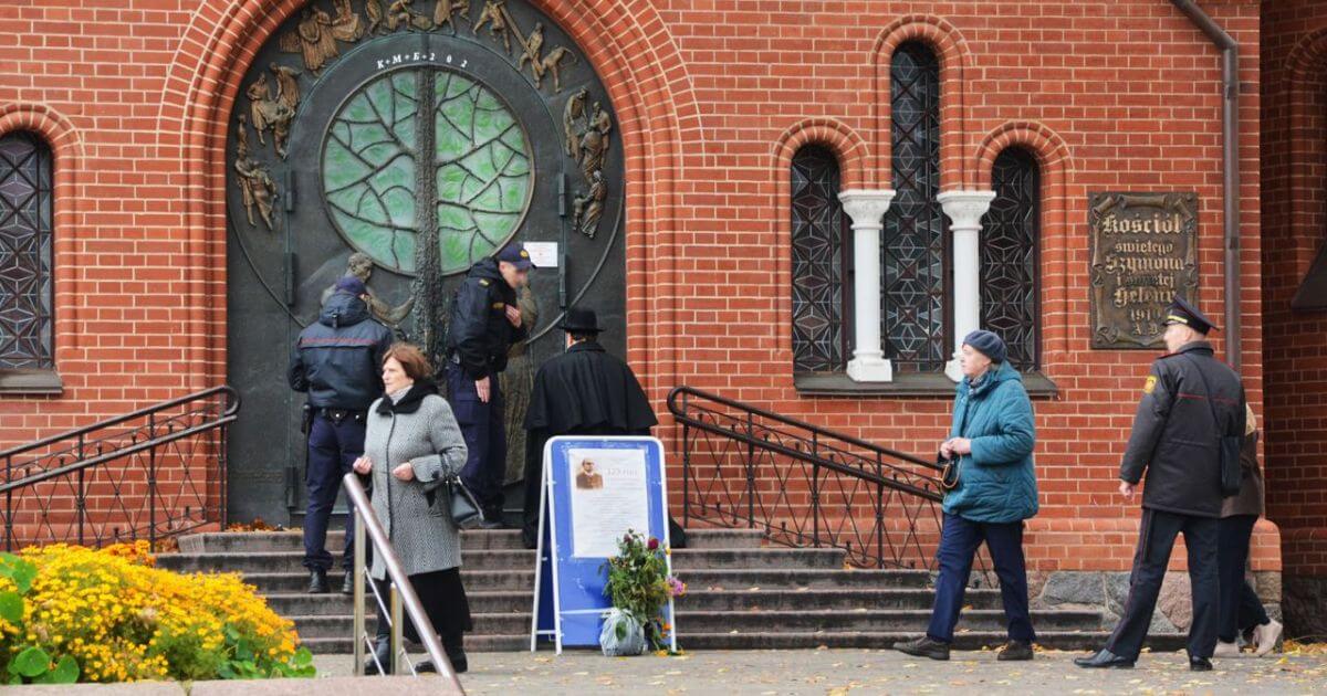 «Маліцеся там! Паступіў загад зверху»: учора сілавікі перашкодзілі вернікам сабрацца на малітву каля Чырвонага касцёла