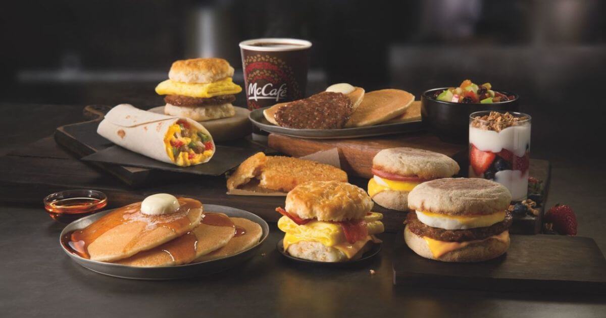 «Дзякуй за тое, што быў у нашым жыцці». Апошні дзень працы McDonaldʼs у Беларусі – што пра гэта думаюць беларусы?