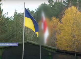 Украина вывесила на границе с Беларусью бело-красно-белые флаги