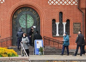 «Молитесь там! Поступил приказ сверху»: вчера силовики помешали верующим собраться на молитву около Красного костёла
