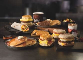 «Дзякуй за тое, што быў у нашым жыцці». Апошні дзень працы McDonaldʼs у Беларусі – што пра гэта думаюць беларусы?