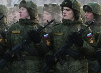 Режим Лукашенко начинает снабжать РФ не только боеприпасами и танками, но и военной формой