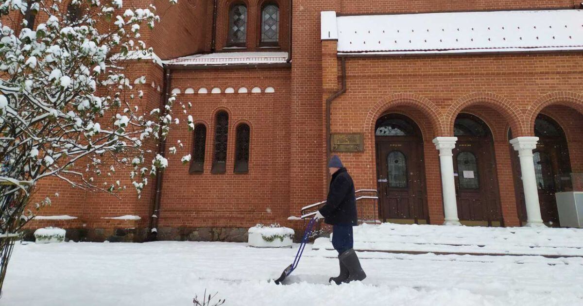 Ксёндз Уладзіслаў Завальнюк стаў дворнікам у Чырвоным касцёле