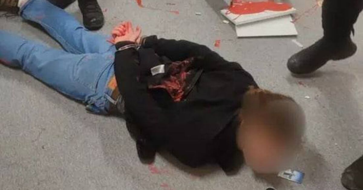 Актывіст Пётр Маркелаў рассек сякерай дзве тумбачкі ў IKEA у Празе