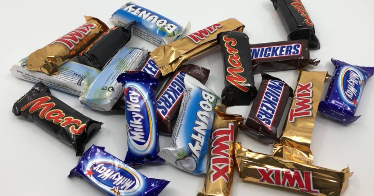 Беларусы пішуць, што ў крамах знікаюць «снікерсы» і чыпсы «Лэйс»