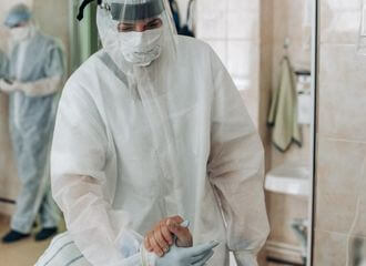 Зарплата медиков сейчас меньше, чем до начала пандемии в 2020 году