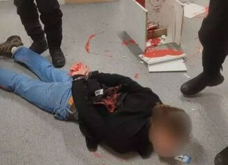 Активист Петр Маркелов разрубил топором две тумбочки в IKEA в Праге