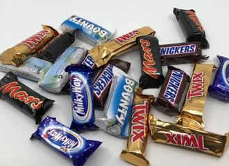 Беларусы пішуць, што ў крамах знікаюць «снікерсы» і чыпсы «Лэйс»