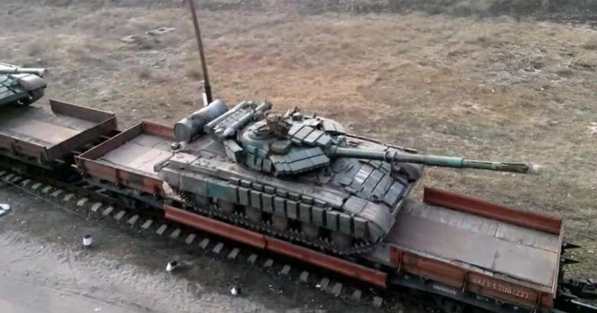 Обученный контингент ВС РФ с техникой вывозят прямо на оккупированные территории Украины