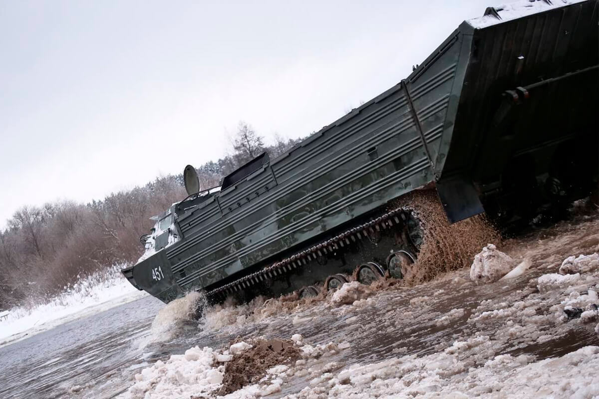 Фотофакт: Военные ВС РБ начали оборудовать переправу через р. Березина