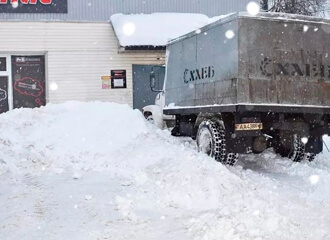 «Боимся, что даже скорая в наш двор не заедет»: по всей Беларуси кучи снега и гололёд на дорогах