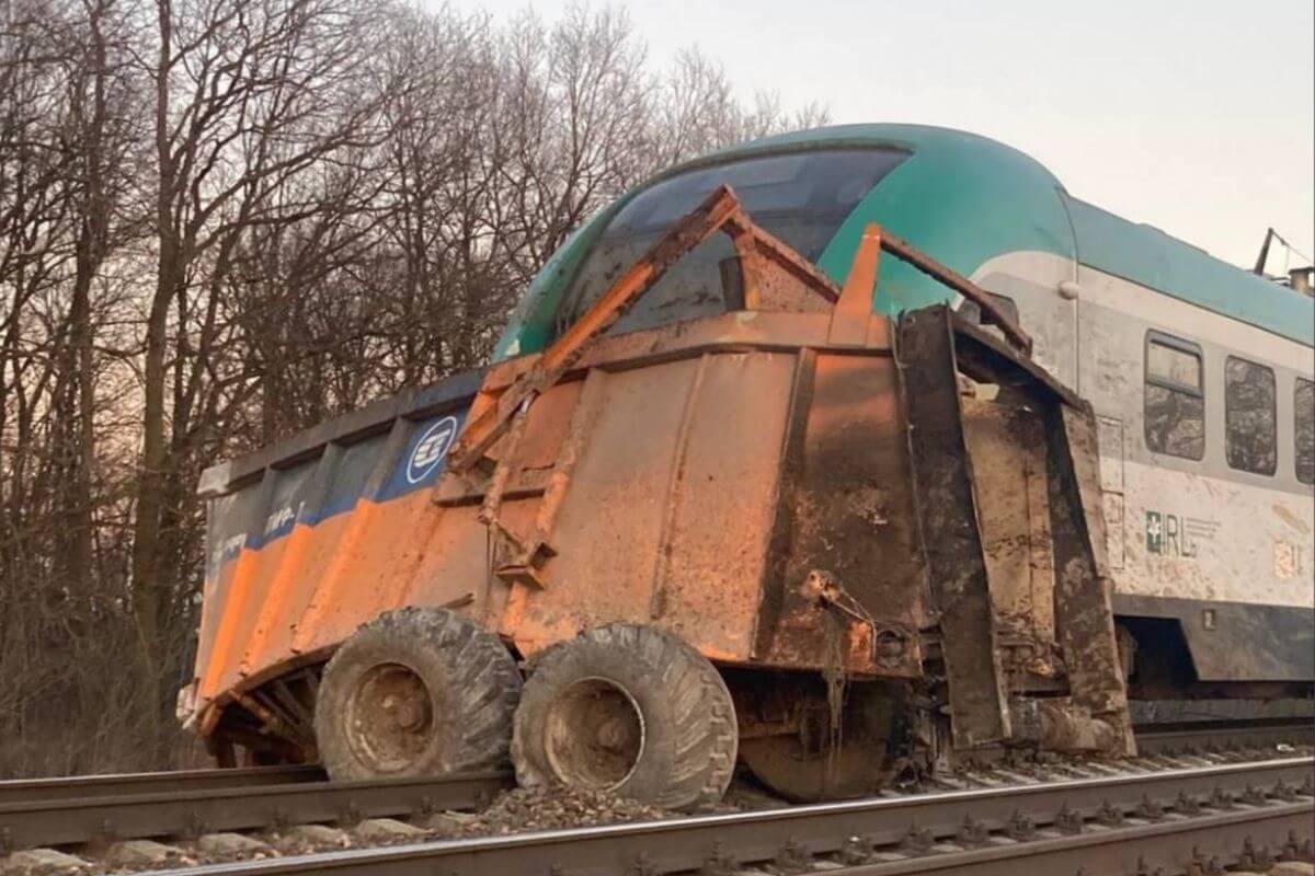 Польский производитель поездов отказался ремонтировать поезд БелЖД, который врезался в прицеп с навозом