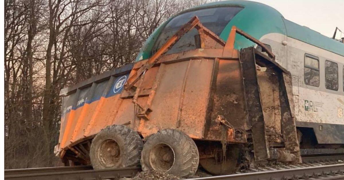Польский производитель поездов отказался ремонтировать поезд БелЖД, который врезался в прицеп с навозом