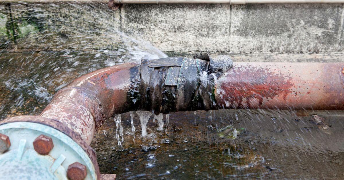 Отключений и прорывов труб в Беларуси будет больше. Это не выдумка, это факт и вот почему