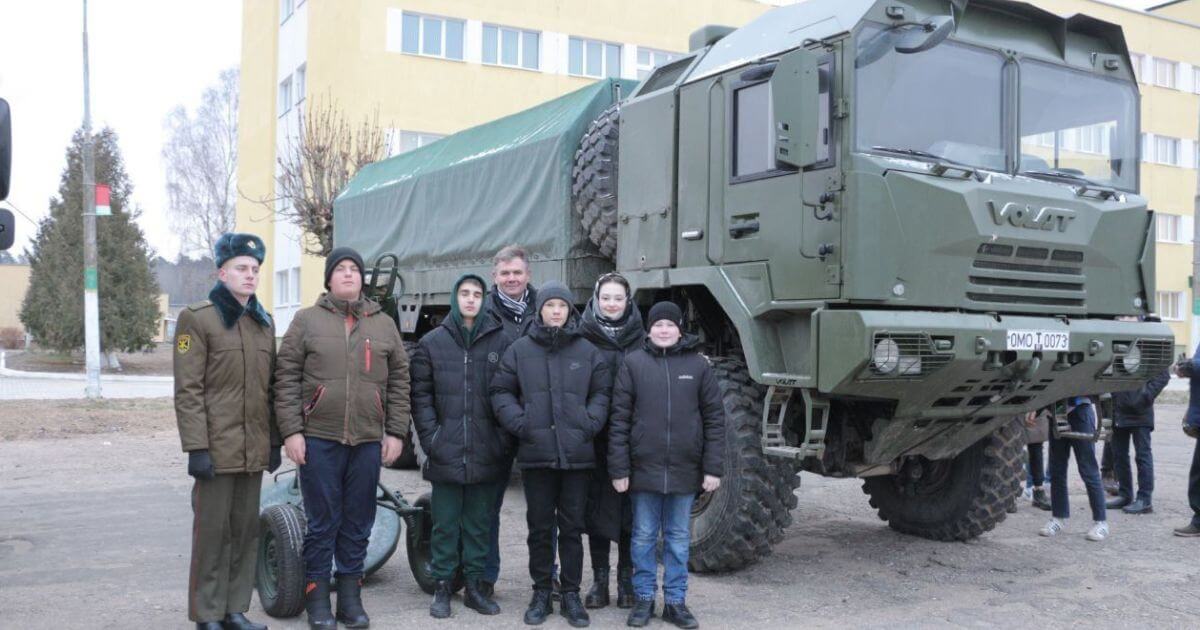 В 841-ю группу артиллерии поступили новые грузовики семейства МЗКТ-600100?