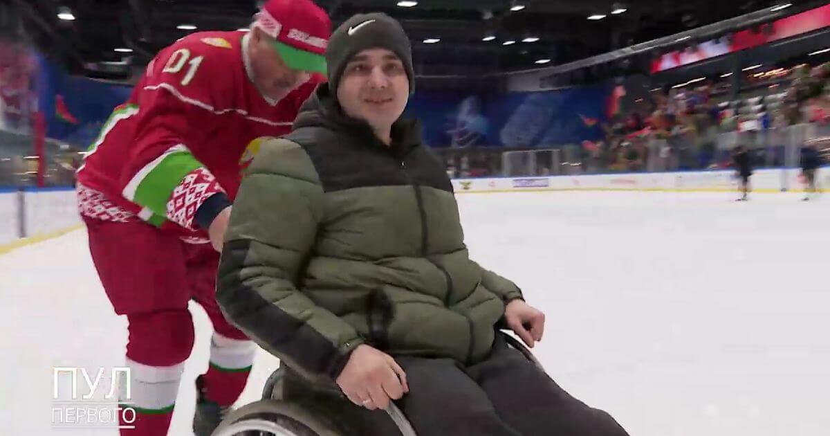 Пропаганда в действии: Лукашенко покатал раненного солдата ВС РФ по льду в инвалидной коляске