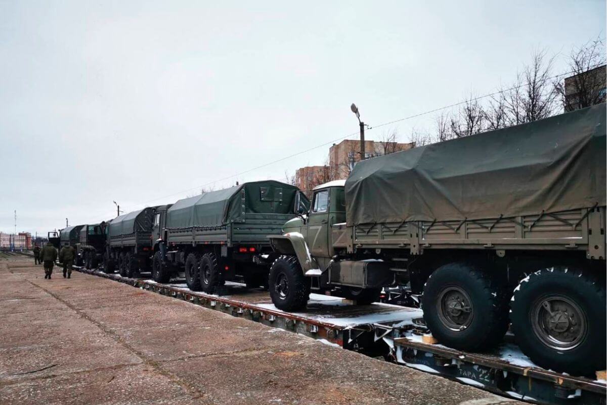 В Беларусь из РФ перебросили ещё не менее 50-и единиц техники ВС РФ