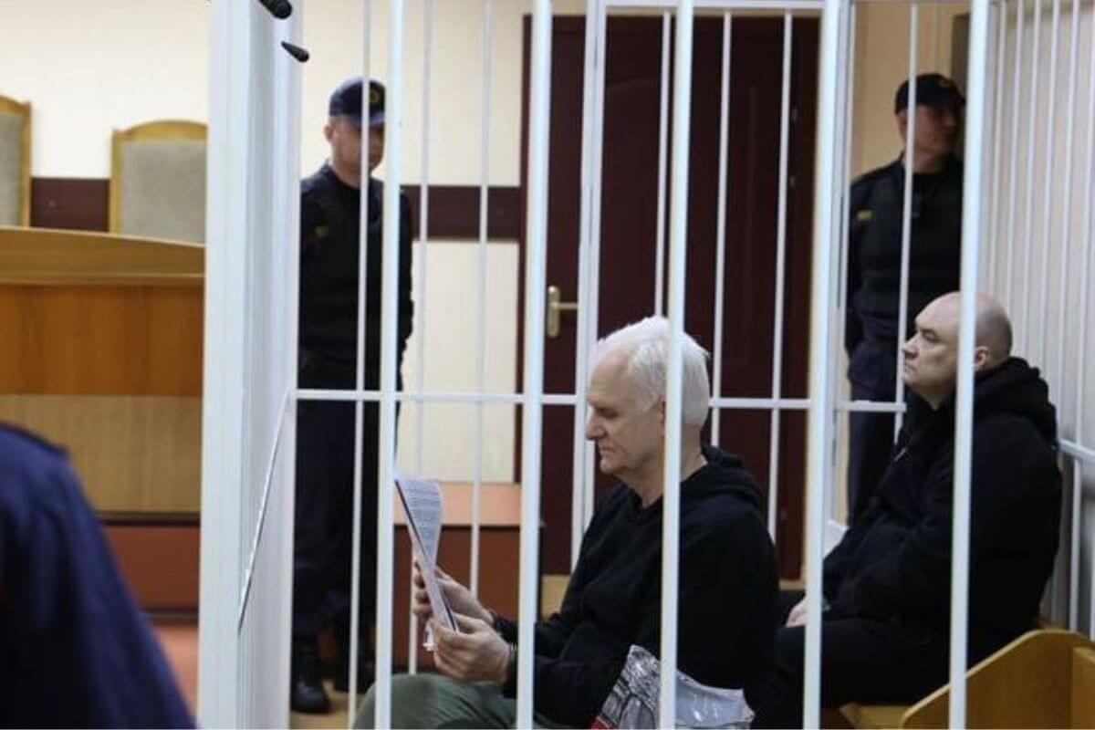 В Минске проходит «суд» над Нобелевским лауреатом Алесем Беляцким и другими правозащитниками «Весны»