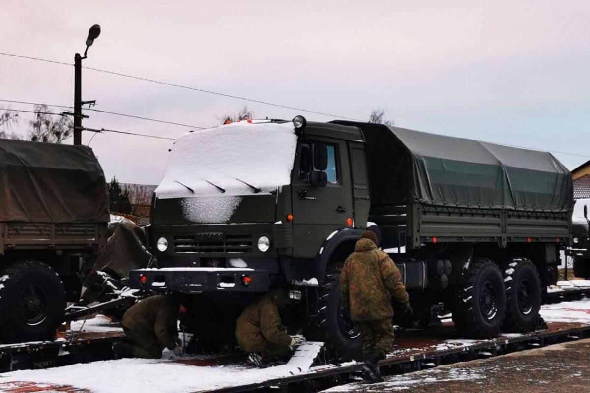 В Беларусь из РФ перебросили ещё не менее 50-и единиц техники ВС РФ