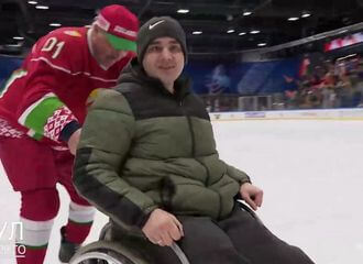 Пропаганда в действии: Лукашенко покатал раненного солдата ВС РФ по льду в инвалидной коляске