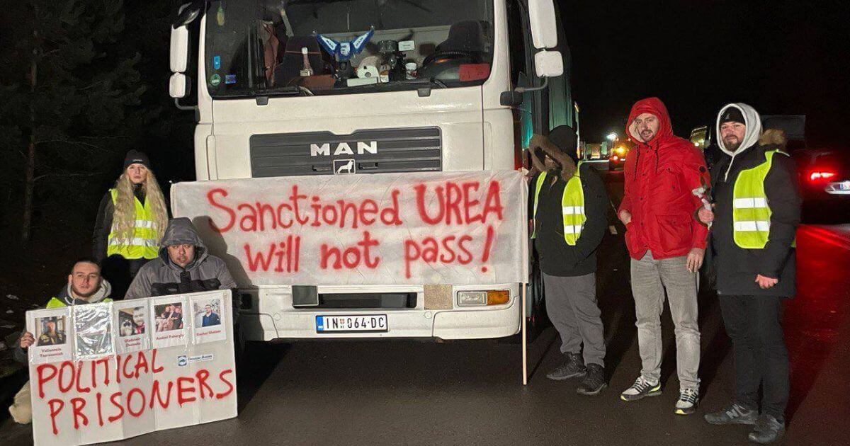 Сегодня ночью на беларусско-литовской границе беларусские активисты задержали две фуры с подсанкционными удобрениями