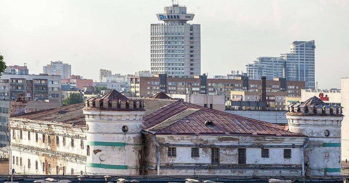 На Володарского держат молодую маму: она вынуждена пользоваться молокоотсасывателем, находясь в заключении