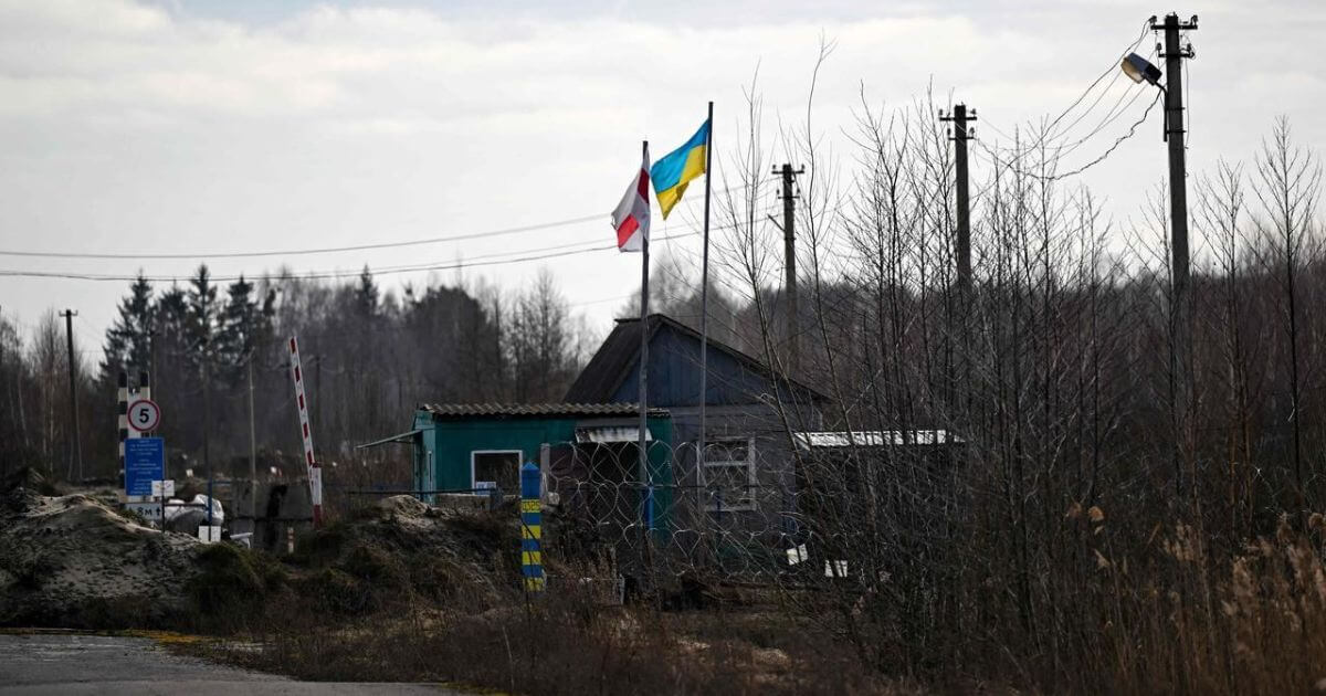 На беларусско-украинской границе вывешены беларуcский национальный флаг и флаг Украины