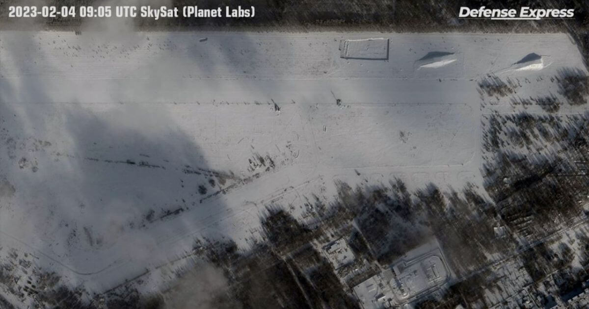 ЗРК «С-300/400» и ЗРПК «Панцирь»: свежие спутниковые снимки военного аэродрома в Зябровке