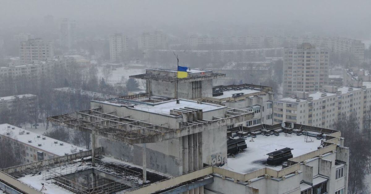 Беларусы подняли флаг Украины в знак солидарности с украинским народом в Минске