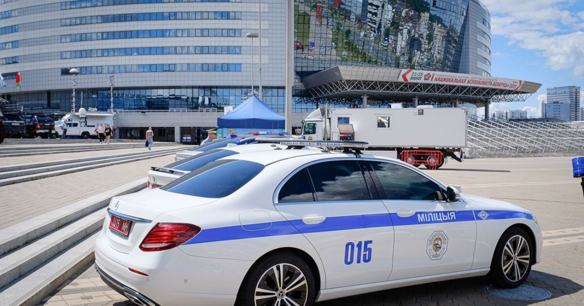 В разных районах страны с утра стоят посты ГАИ, останавливают и проверяют машины