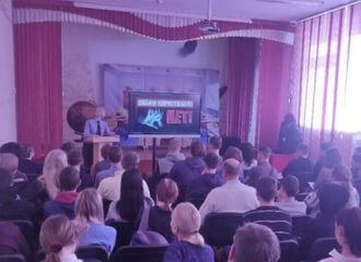 Школьникам Речицы устроили онлайн-встречу с заключенными за наркотики