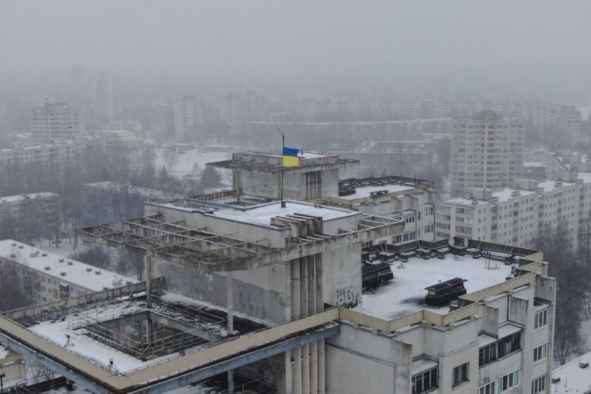 Беларусы подняли флаг Украины в знак солидарности с украинским народом в Минске