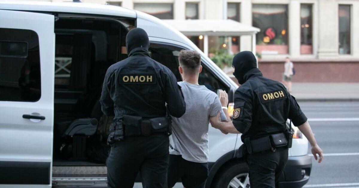 Силовики патрулируют пр. Независимости и дежурят в штатском в метро