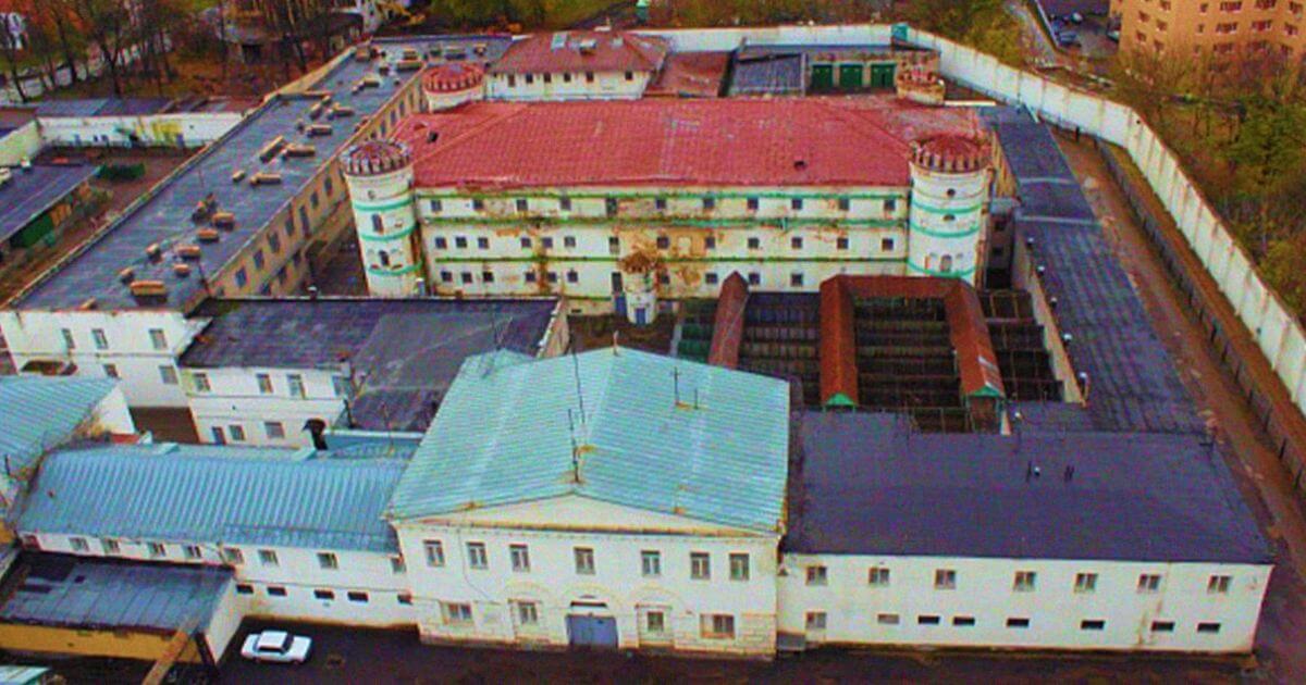 Заключенный сбросился из окна колонии в Новосадах