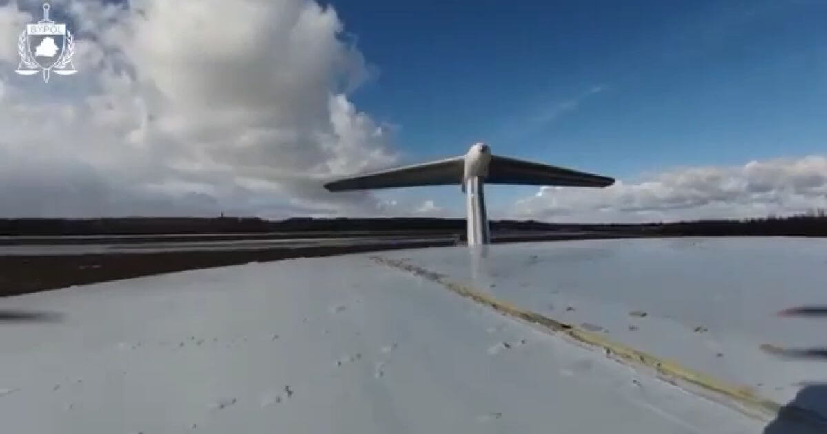 Видео BYPOL: беспилотник влетает на территорию аэродрома Мачулищи, приземляется прямо на «гриб» российского А-50У и спокойно улетает