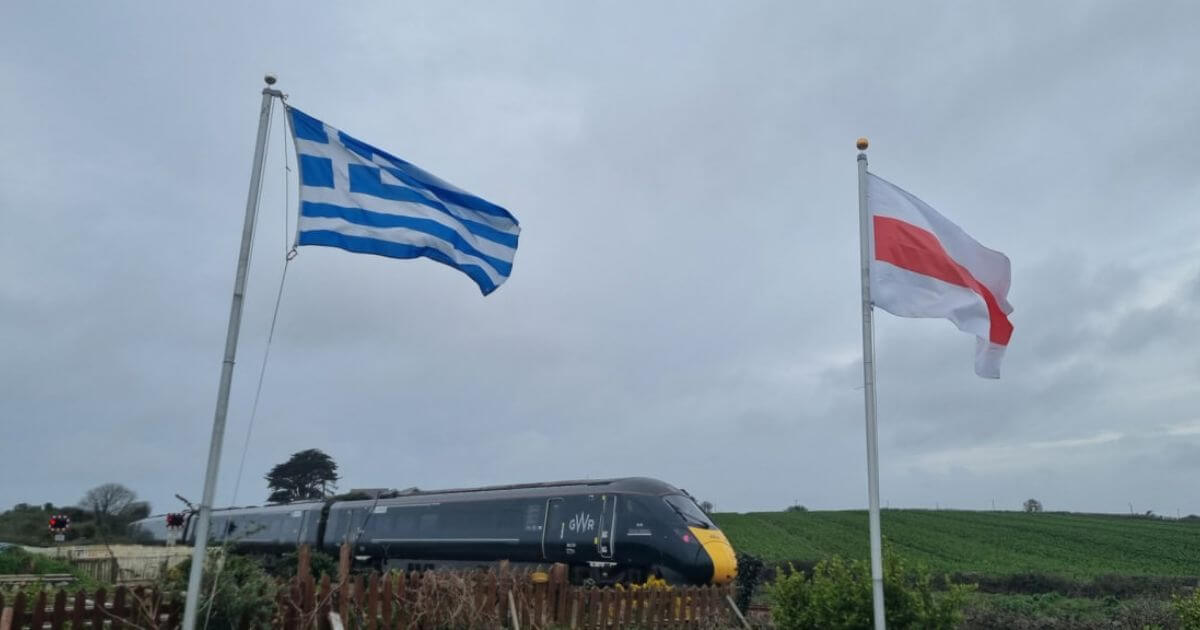 «Я восхищаюсь духом беларусского народа и надеюсь, что однажды справедливость восторжествует». Британец каждый год вывешивает беларусский флаг на День Воли