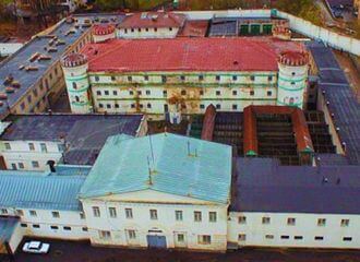 Заключенный сбросился из окна колонии в Новосадах