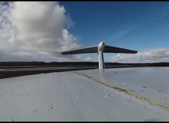 Відэа BYPOL: беспілотнік прылятае на тэрыторыю аэрадрома Мачулішчы, прызямляецца наўпрост на «грыб» расійскага А-50У і спакойна злятае