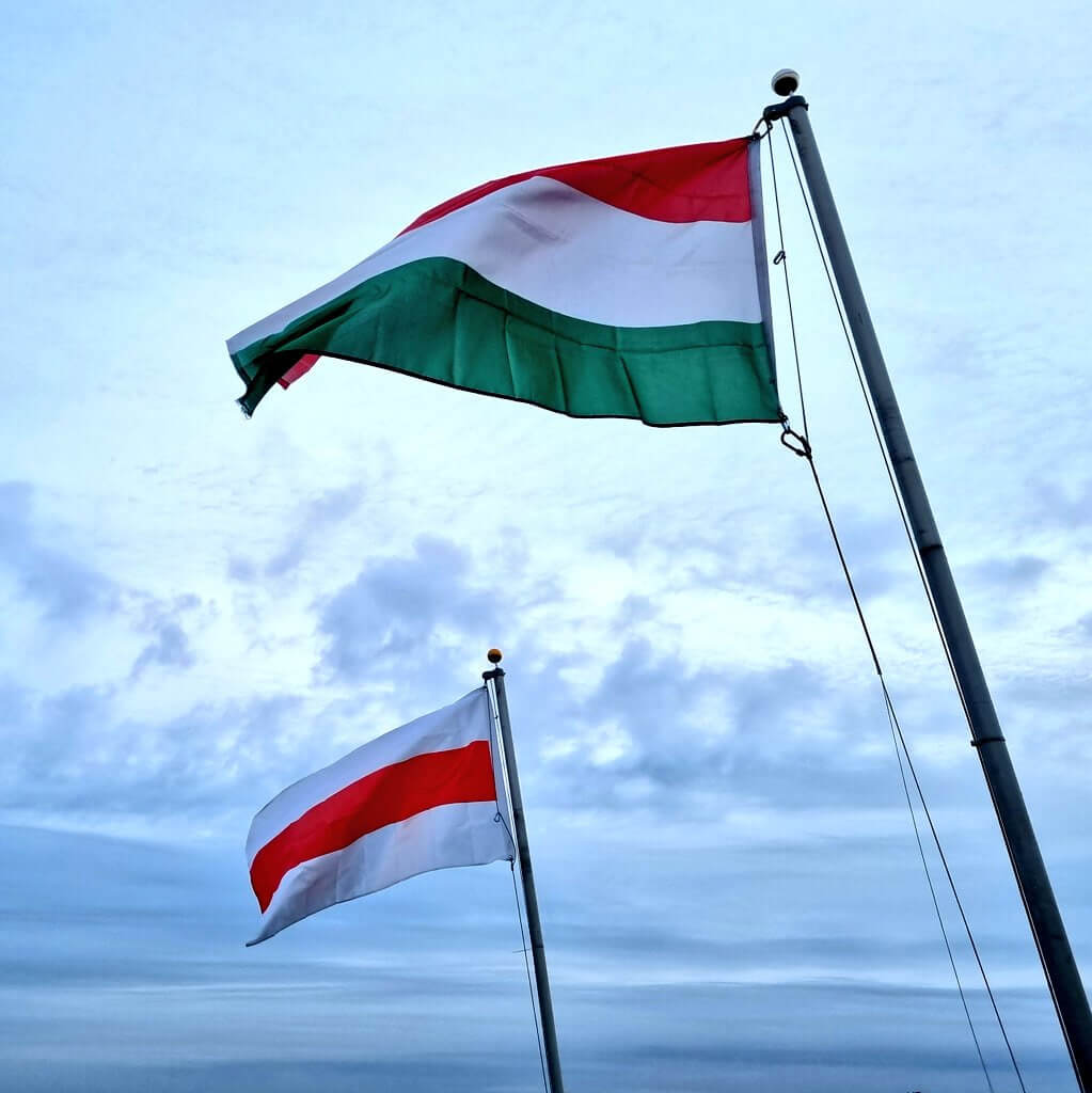 «Я восхищаюсь духом беларусского народа и надеюсь, что однажды справедливость восторжествует». Британец каждый год вывешивает беларусский флаг на День Воли